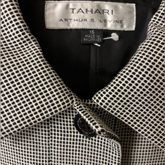 Classic Tahari Arthur Levine Women's Black and White Blazer
NEW WITHOUT TAG - Picture 5 of 8